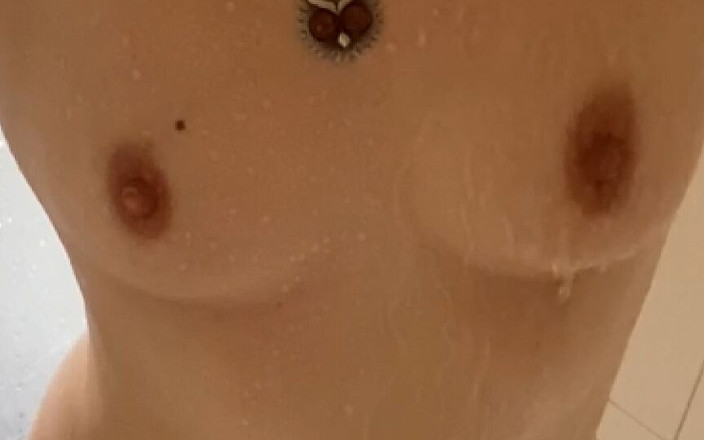 The Wolfiensterns: スローモーションシャワーのミルフ。メアリー・ウルフィエンシュテルン