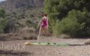 Sheryl X: Yoga ao ar livre na meia-calça na floresta