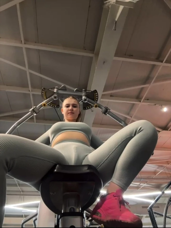 JuiceLussie: Masturbate in the Gym so Hard