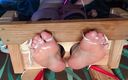 Queenyroxy: Une salope BBW soumise se fait chatouiller les pieds et...