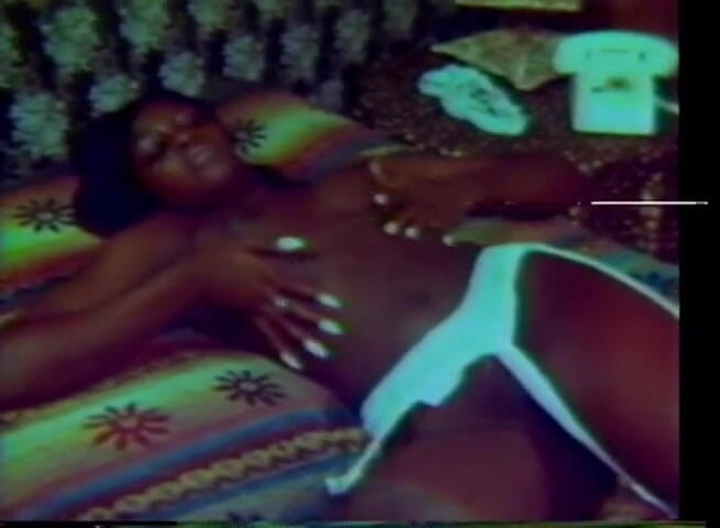 Vintage Usa: Awek hitam dengan pepek berbulu vintaj melancap di atas katil