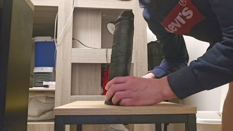 Assdildoxxl: 빨기 딜도 27x6.5cm, 그리고 의자 위에 앉아