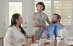 Trans angels- aspen brooks Çavuş Miles'ı mastürbasyon yaparken yakalıyor ve bu sakallı adamla biraz eğlenmeye karar verdi!