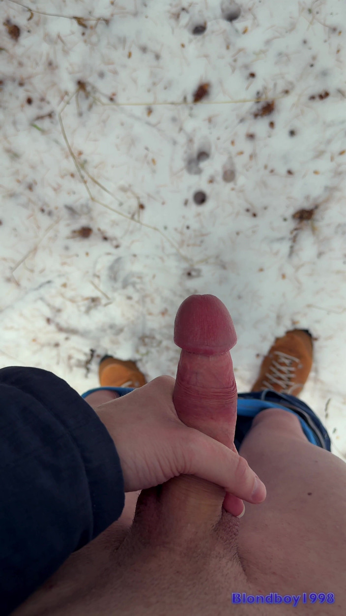 Horneyboy98: Perspectiva telefonului mobil - Twink își face pula în pădure - Iarna