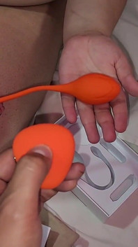 Această gaură de cur înghite vibratorul Lili din Honey Play Box
