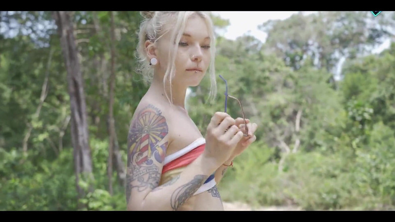 Karneli Bandi: Šťavnaté kouření v lese od sexy blondýnky se spermatem v ústech!