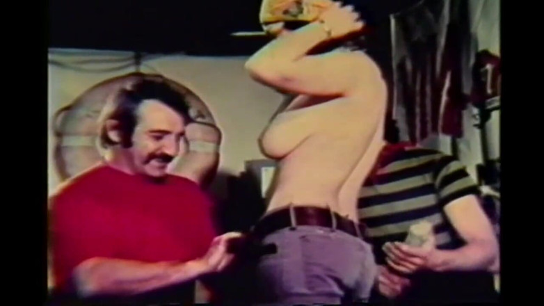 Vintage megastore: Sex în trei retro cu curve tinere țâțoase cu pizdă păroasă futută (film...