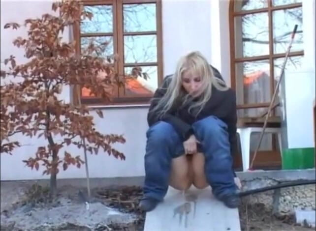 Femdom Austria: La troia piscia vicino a una casa