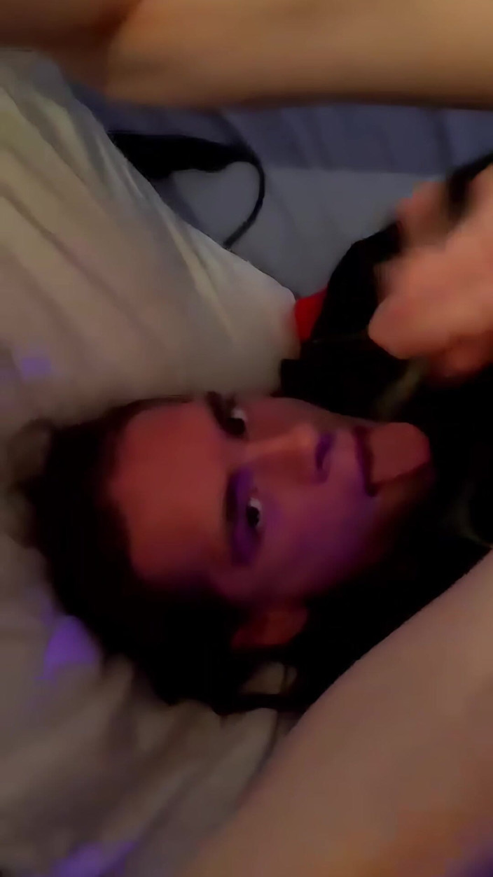 LoonaFemboy: Loona Trans caresse une éjaculation sur son visage, cette petite salope...