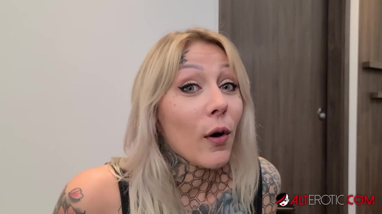 Alt Erotic: Nayomi Sharp saje ptáka a polyká nálož