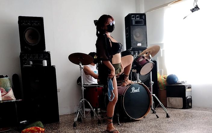 Goky: Il joue de la batterie pour elle - elle danse, se...