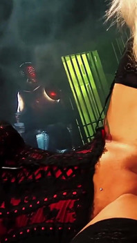 Kerry Louise e Paige Fox fazem sexo lésbico hardcore na masmorra