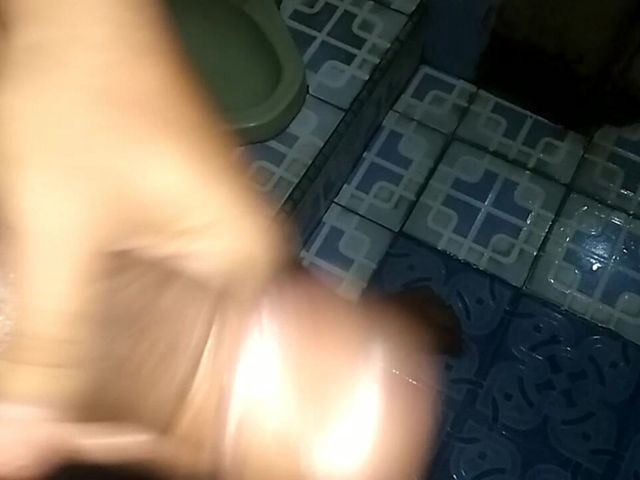To Do a Handjob Using Baby Oil While Boyfriend Is on Vacation (Ferdygege)