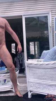 Hunk kankam verandada çıplak güneşleniyor 5