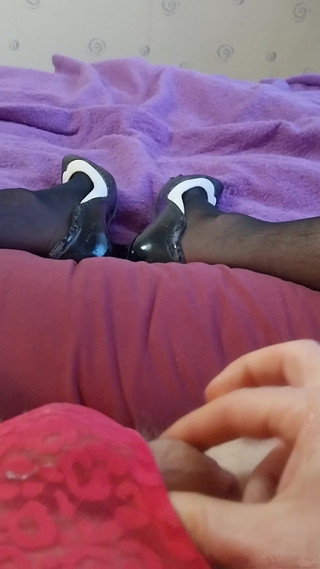 Cindy Belfast: Una piccola cliity Precums & Sissygasm con plug nel culo