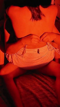 Un demi-frère lubrique surprend sa demi-sœur hors de ses gardes et la baise jusqu’à ce qu’il lui éjacule dans le cul