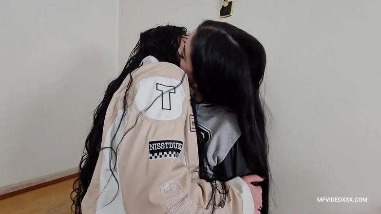 MF Lesbian: Min kyss håller dig säker