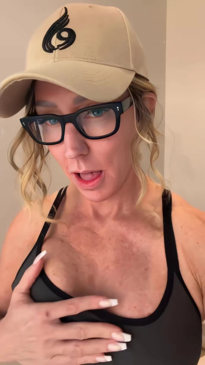 FitwifeJewels: Хотел показать тебе маленькую шаловливую тренировку, которую я получил только для тебя сегодня