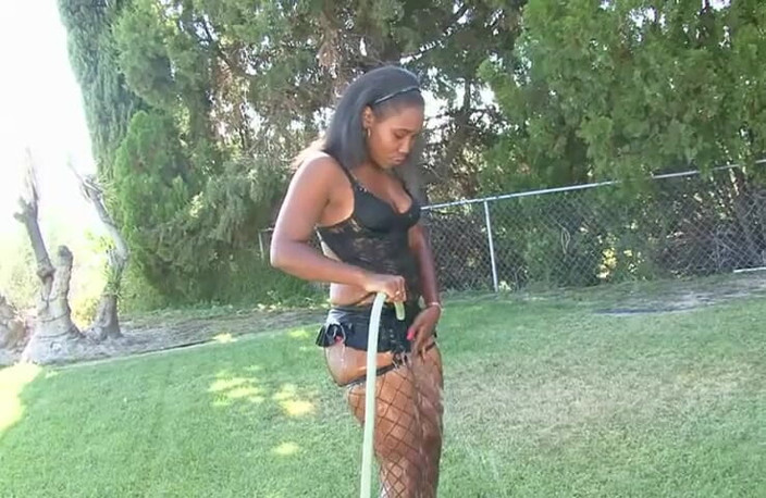 VOP Ebony Babes: Giovane ragazza ebano con culo grosso in tacchi e lingerie...