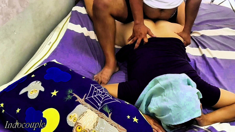 Indo Couple: Una sala de masajes sensual donde una chica sexy en...