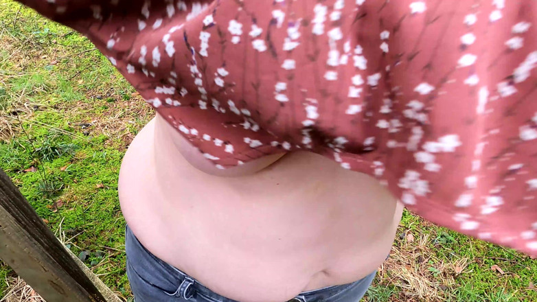 Bouncy Tits Action: Appuyé à poil sur l’échelle, c’est sur le point de faire...