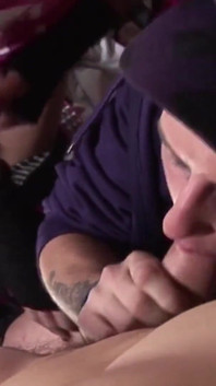 Video esclusivo Bareback: trio di ragazzi emo eccitati fanno sesso a tre bollente