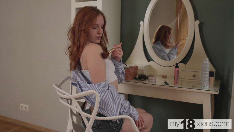 My 18 Teens: My18teens - Piękna dziewczyna drażni swoją niesamowitą cipkę