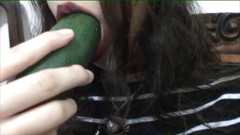 Adorable Teen: 자지를 빨고 싶어하는 젊은 라틴계 소녀가 아직 입이 읽지 않는 것을 보고 오이를 빨고 개그를 시도합니다.