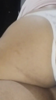 남친과 대화하는 동안 의붓딸의 큰 엉덩이로 홀로 남겨진 나는 그녀의 엉덩이를 빨고 그녀의 좋은 엉덩이를 따먹게 했어.
