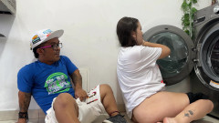 Julianaburning: 洗濯機に閉じ込められている金持ちの義理の妹のお尻を見て、濃厚なペニスを突っ込んでしまいます