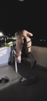 Šukání zadku na balkóně