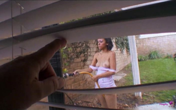 Naughty Black Girls: Questa cagna magra è stato esplorato il piacere con questo tizio...