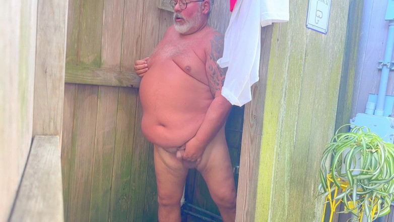 Hand-Free-Daddy-Chub: Norway Country Fat Farmer di Outhouse