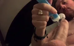 Îmi suge o șarjă de spermă fierbinte pe stomac