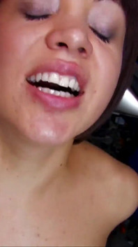 Scopata in faccia e gola profonda per la ragazzina dal culo grosso
