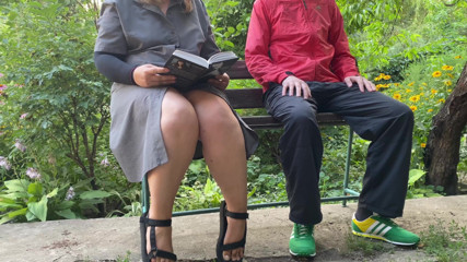 OurFetishLife: Vecină sexy obraznică mă mulge în aer liber