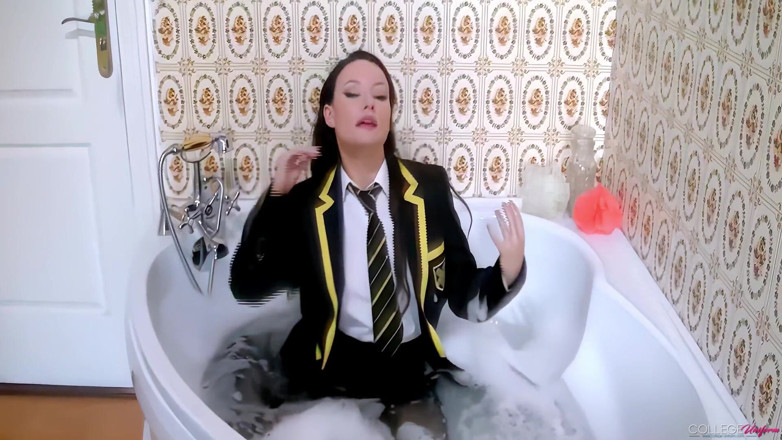 College Uniform: Simply Wet Con Carla Brown