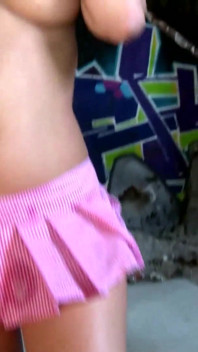 Heißes schätzchen gangbang im freien