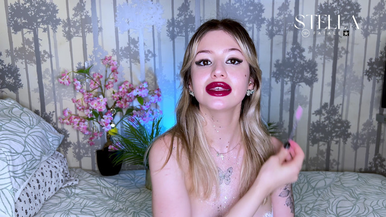 Stellafatale: Applicazione del rossetto rosso labbra paffute che stuzzicano