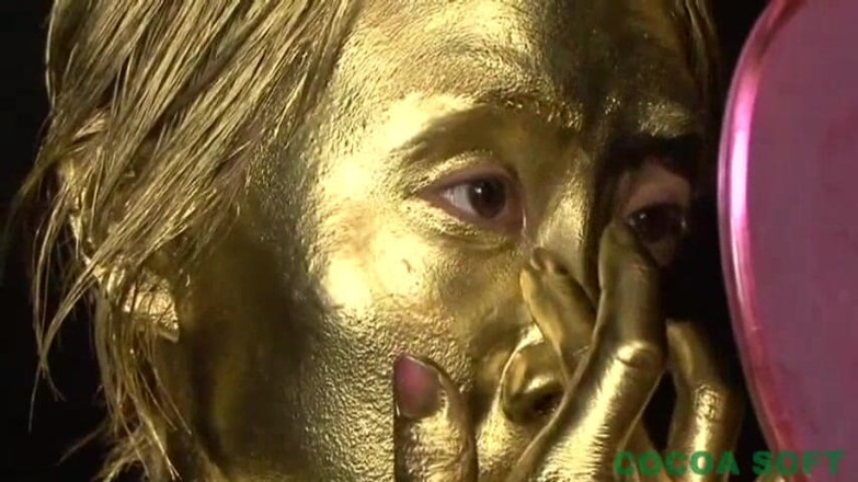 Cocoa Soft: The first pregnant woman in the gold paint