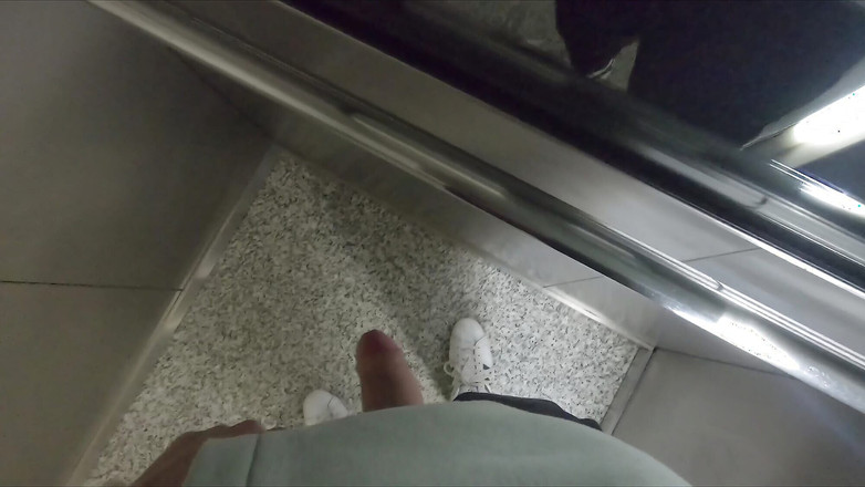 Dirty Dog: Твинк мужик показывает член, идущий по улице в центре города в любительском видео