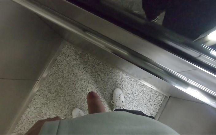 Dirty Dog: Un tip amator twink arată pula plimbându-se pe stradă în centrul...
