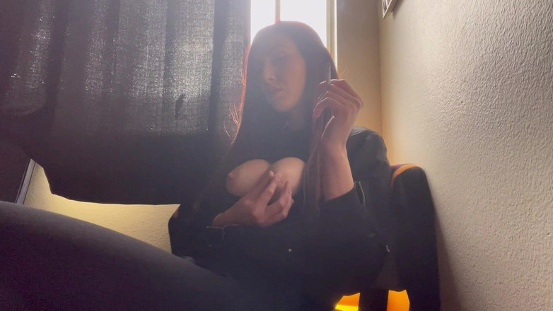 Artemisia Love: Italiana tetona milf Artemisia Love caliente sesión de fumar en...