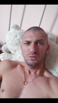  Chlapec si honí 
