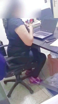 Bos mengongkek saya di pejabatnya sehingga kaki saya mula bergoyang