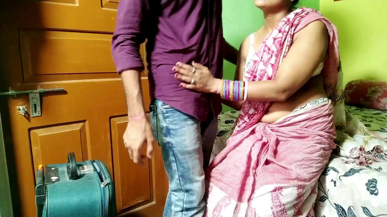 FireeCouple: 年轻的妻子在丈夫离开家之前给他口交和粗暴性爱