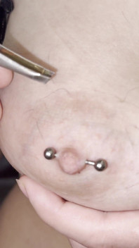 Tirando del pelo con pinzas en tetas naturales Bdsm! ¡Doler!