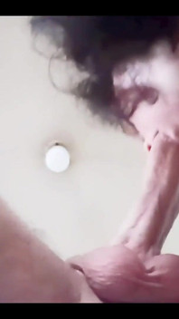 Ibu tiri MILF menghisap zakar dan telur