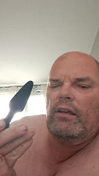 Pro další roztažení musí silné dildo stále jít do děvkového zadku