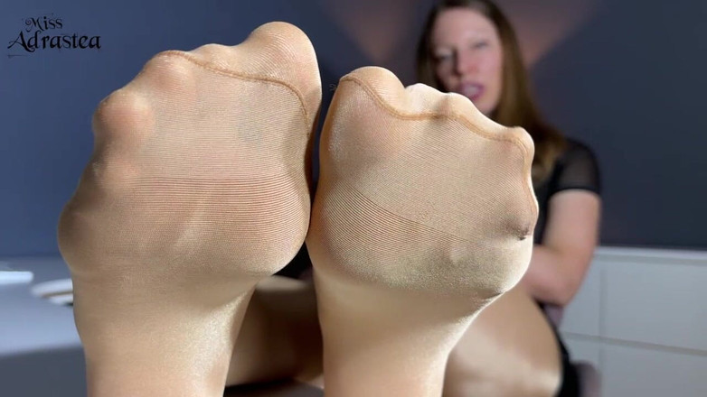 Miss Adrastea: ¡Serás esclavo de mis pies de nylon!